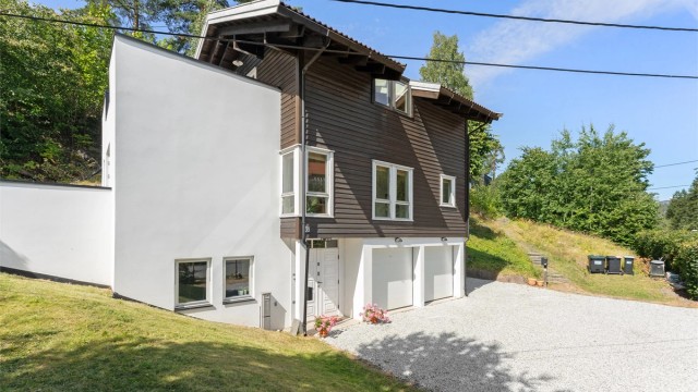 I underetasjen er det dobbelgarasje med to porter