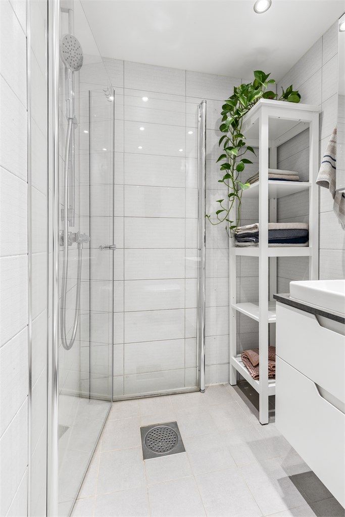 Badet er innredet med dusjhjørne med innfellbare dører.
