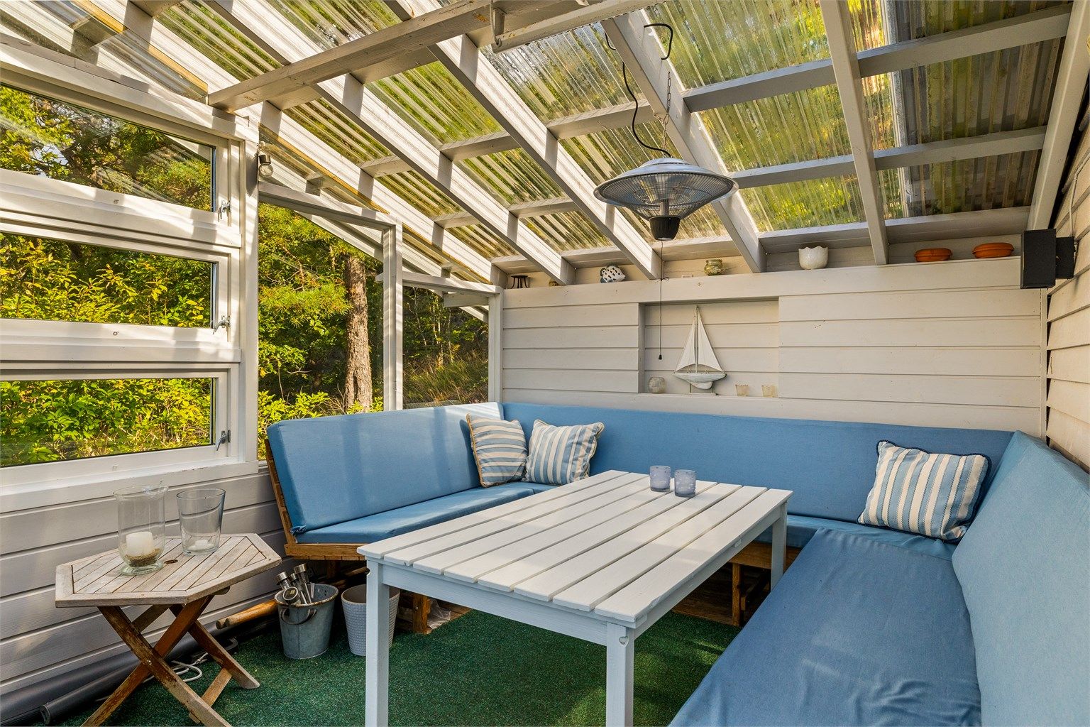 Denne delen av terrassen opererer ikke med værforbehold. Her kan man sitte uansett om det regner. Om det er kjølig er det også terrassevarme i taket.