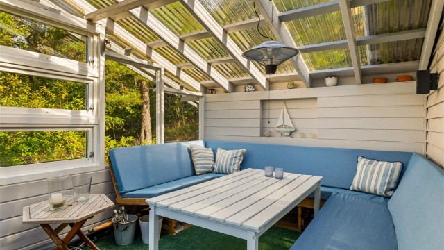 Denne delen av terrassen opererer ikke med værforbehold. Her kan man sitte uansett om det regner. Om det er kjølig er det også terrassevarme i taket.
