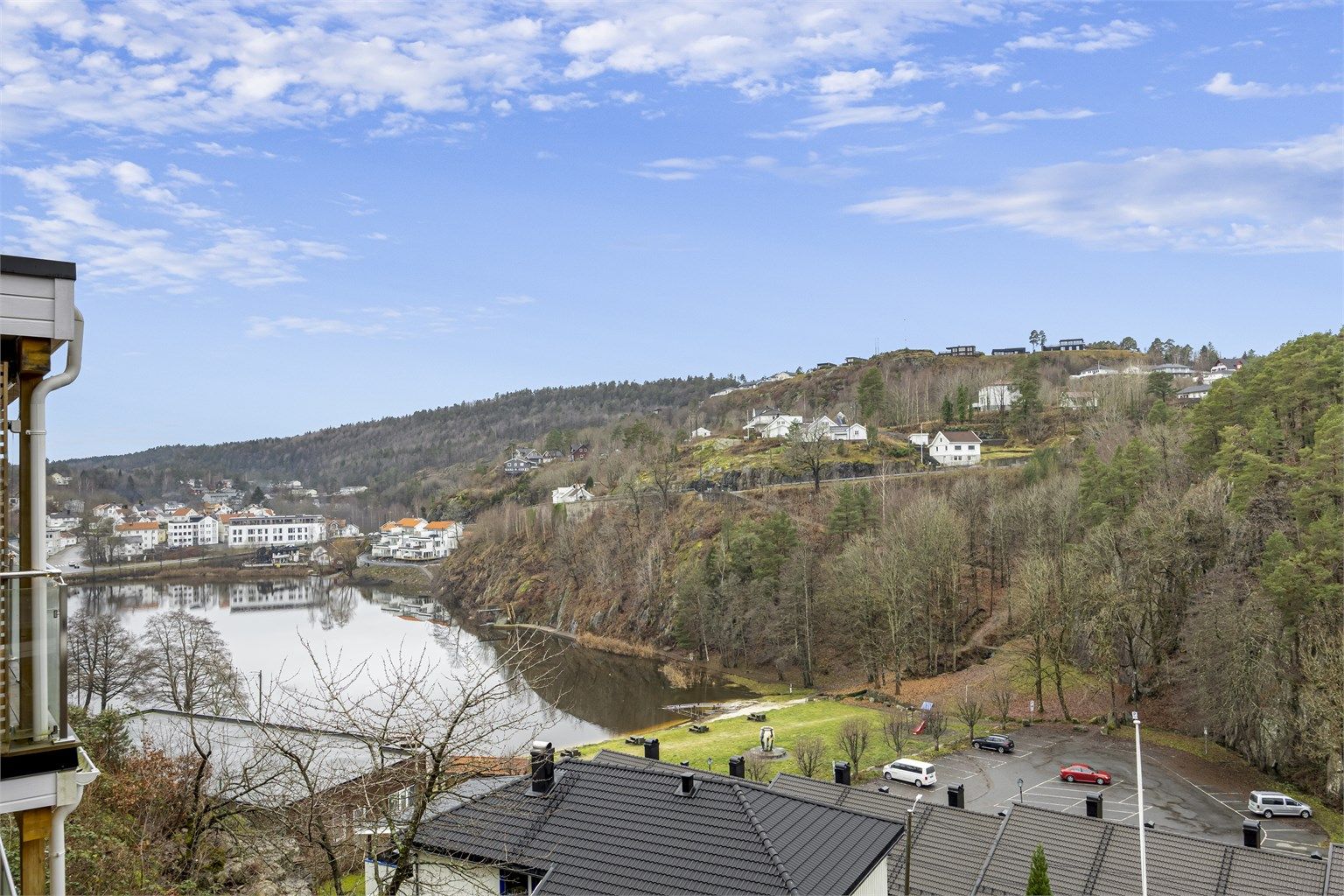 Fantastisk utsikt utover Tjenna og områdene rundt.