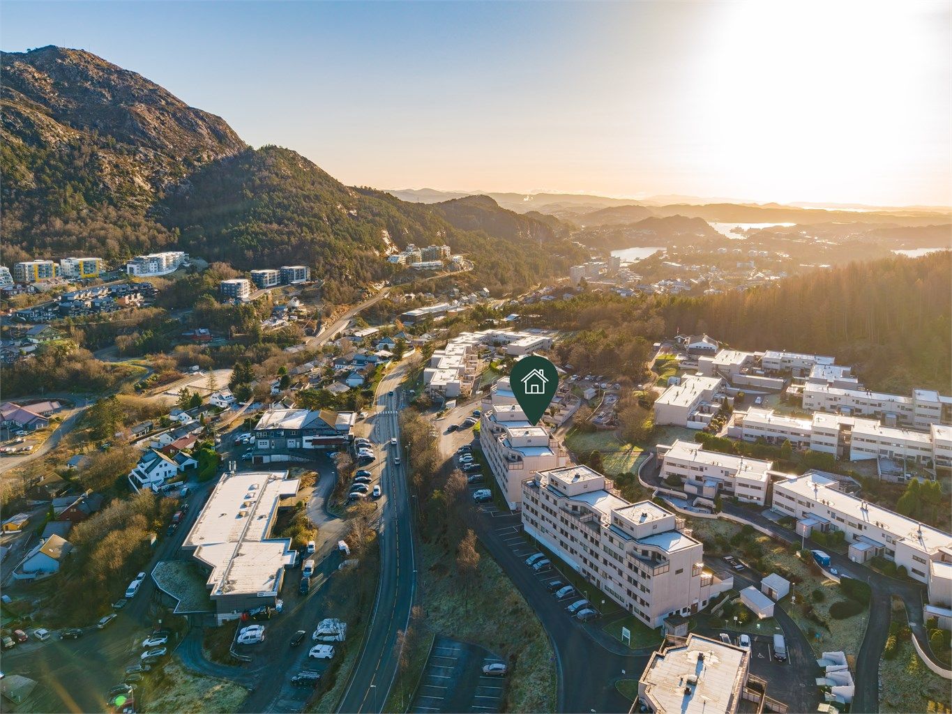 Her bor du i et rolig nabolag med kort avstand til alt du trenger i hverdagen – fra dagligvarebutikk, skole og barnehage til flotte tur- og rekreasjonsområder like ved hjemmet ditt. 