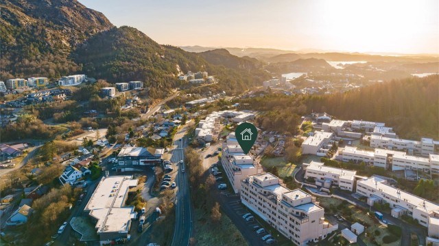 Her bor du i et rolig nabolag med kort avstand til alt du trenger i hverdagen – fra dagligvarebutikk, skole og barnehage til flotte tur- og rekreasjonsområder like ved hjemmet ditt.