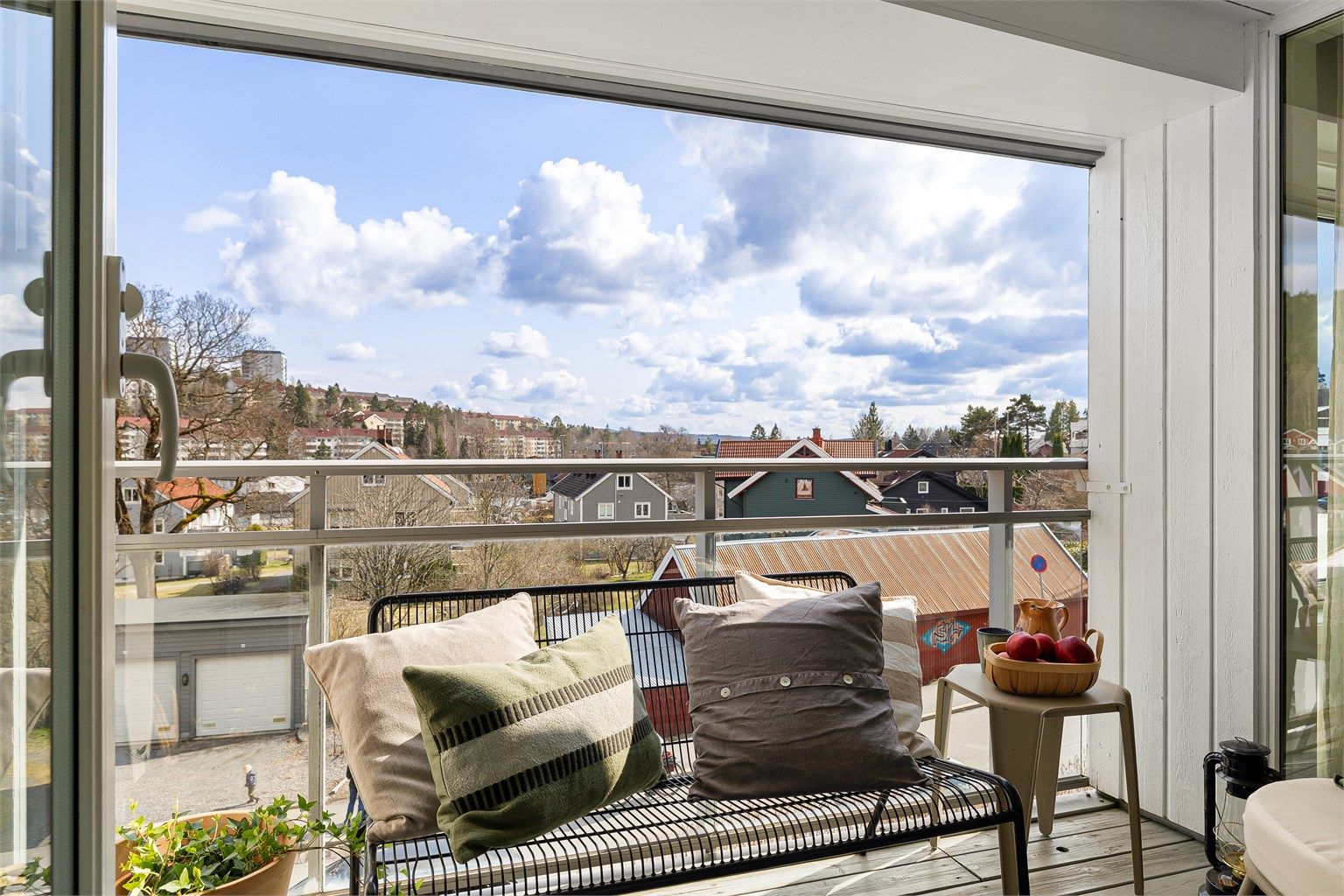  Balkongen er vendt mot sydøst, og byr på deilig morgen og formiddagssol