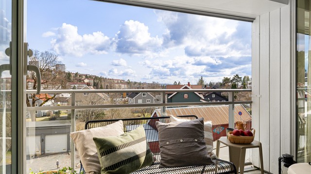 Balkongen er vendt mot sydøst, og byr på deilig morgen og formiddagssol