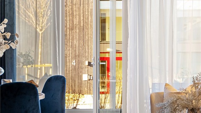 God takhøyde i leiligheten med 2,60 m høyde alle steder med unntak av bad, gir en ekstra god romfølelse.