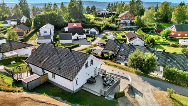 Velkommen til denne familievennlige boligen med populær beliggenhet på Råholt!