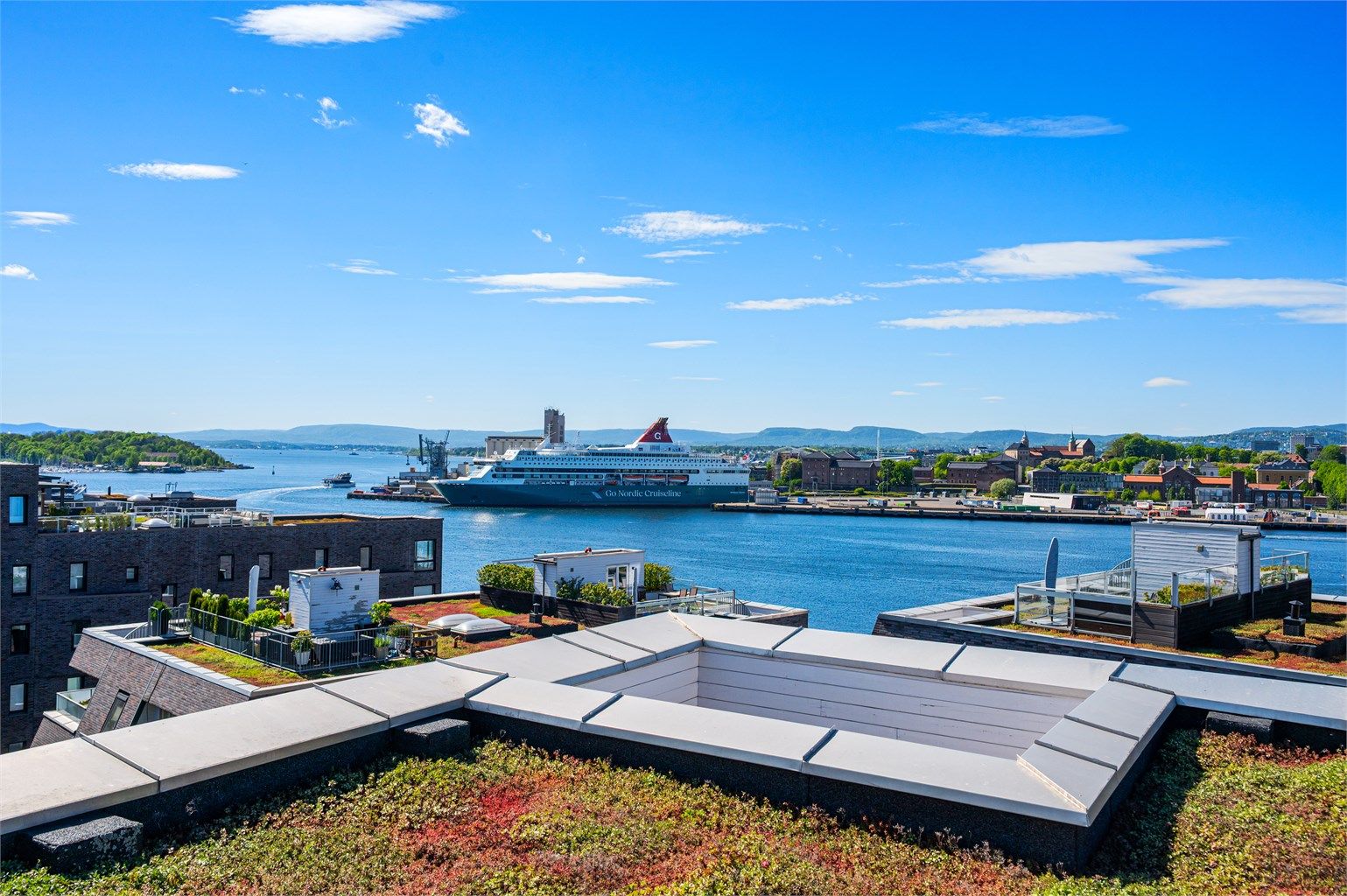 Nydelig utsikt over Oslofjorden fra felles takterrasse. 