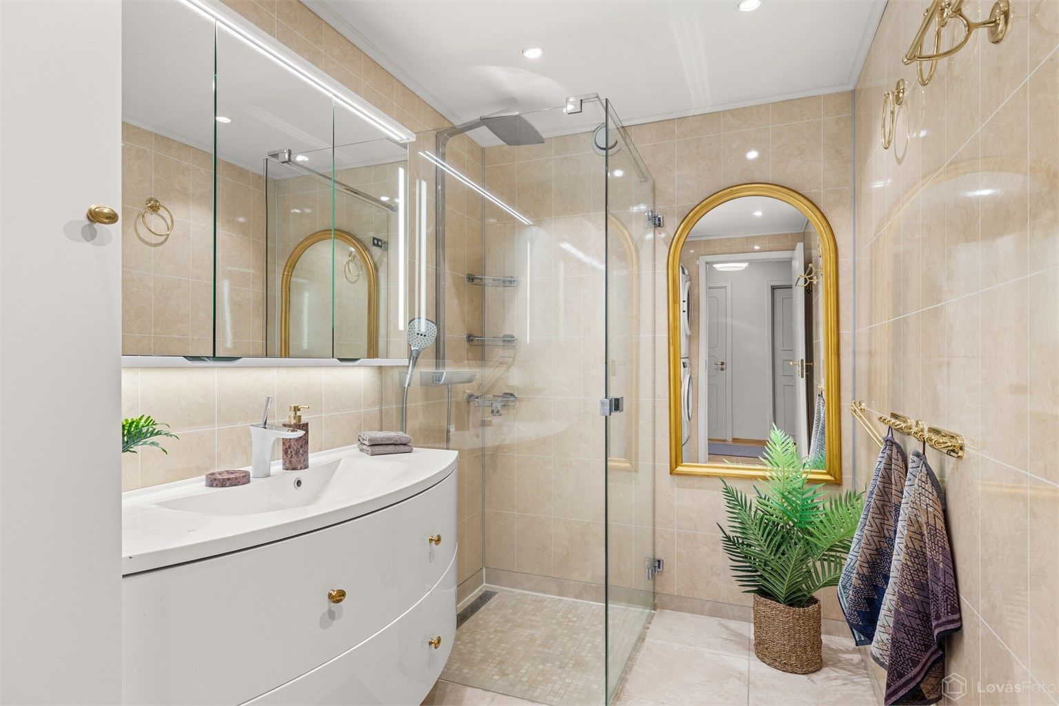 Badet er fra ca. 2015 og har flislagt gulv med varme, downlights i taket og dusjsone med regndusj.
