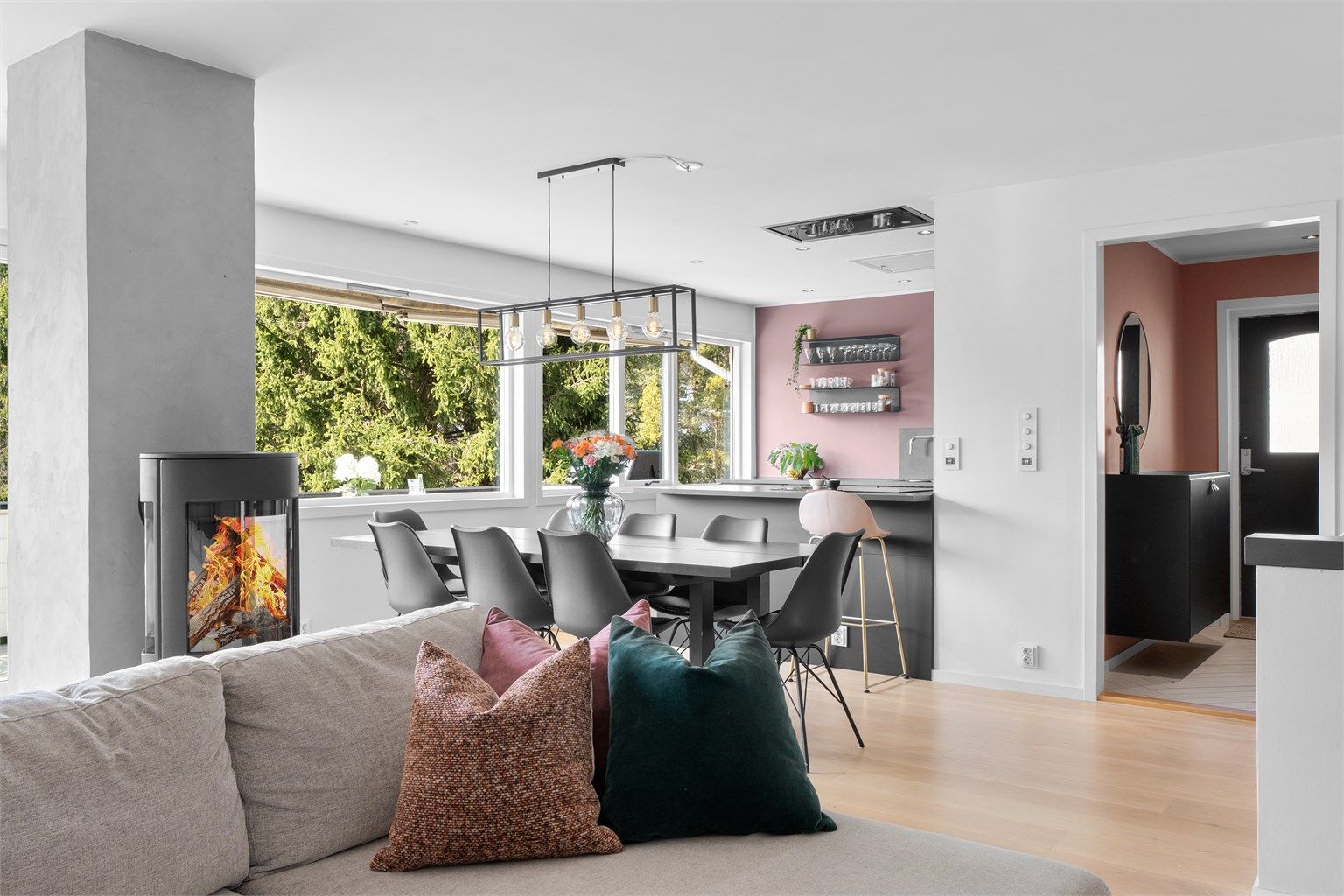 Spisestuen i tilknytning til kjøkkenet - leilighetens hovedetasje oppleves sosial og innbydende