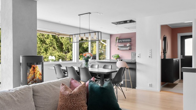 Spisestuen i tilknytning til kjøkkenet - leilighetens hovedetasje oppleves sosial og innbydende