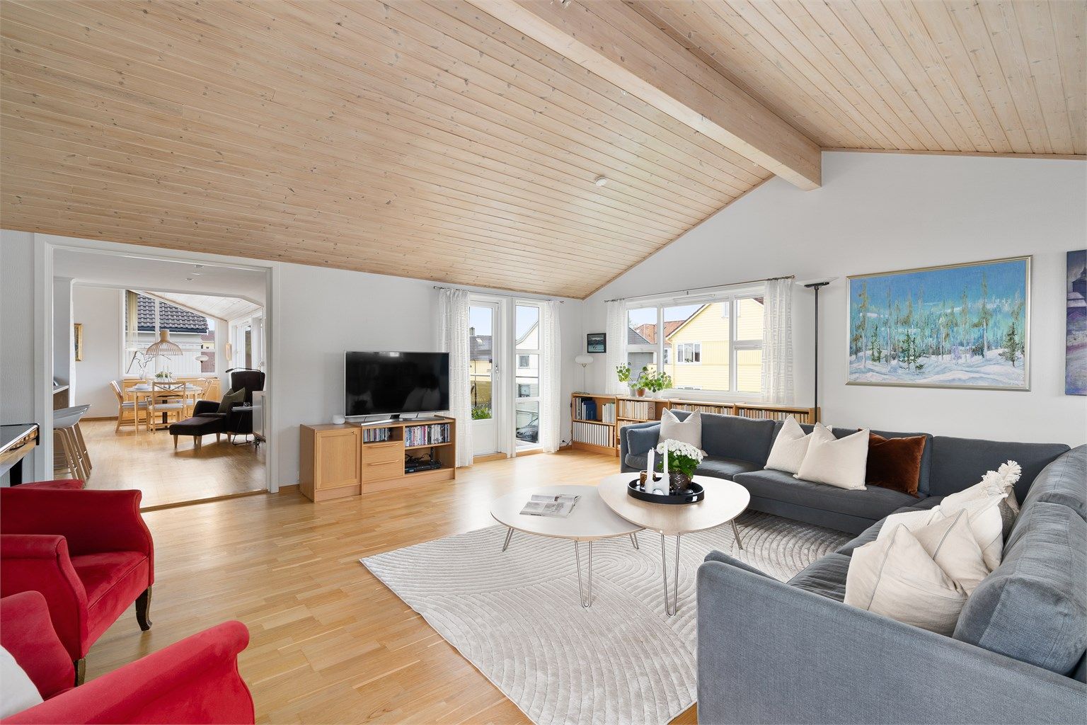 Fra stue kan man også gå ut til den solrike terrassen. 