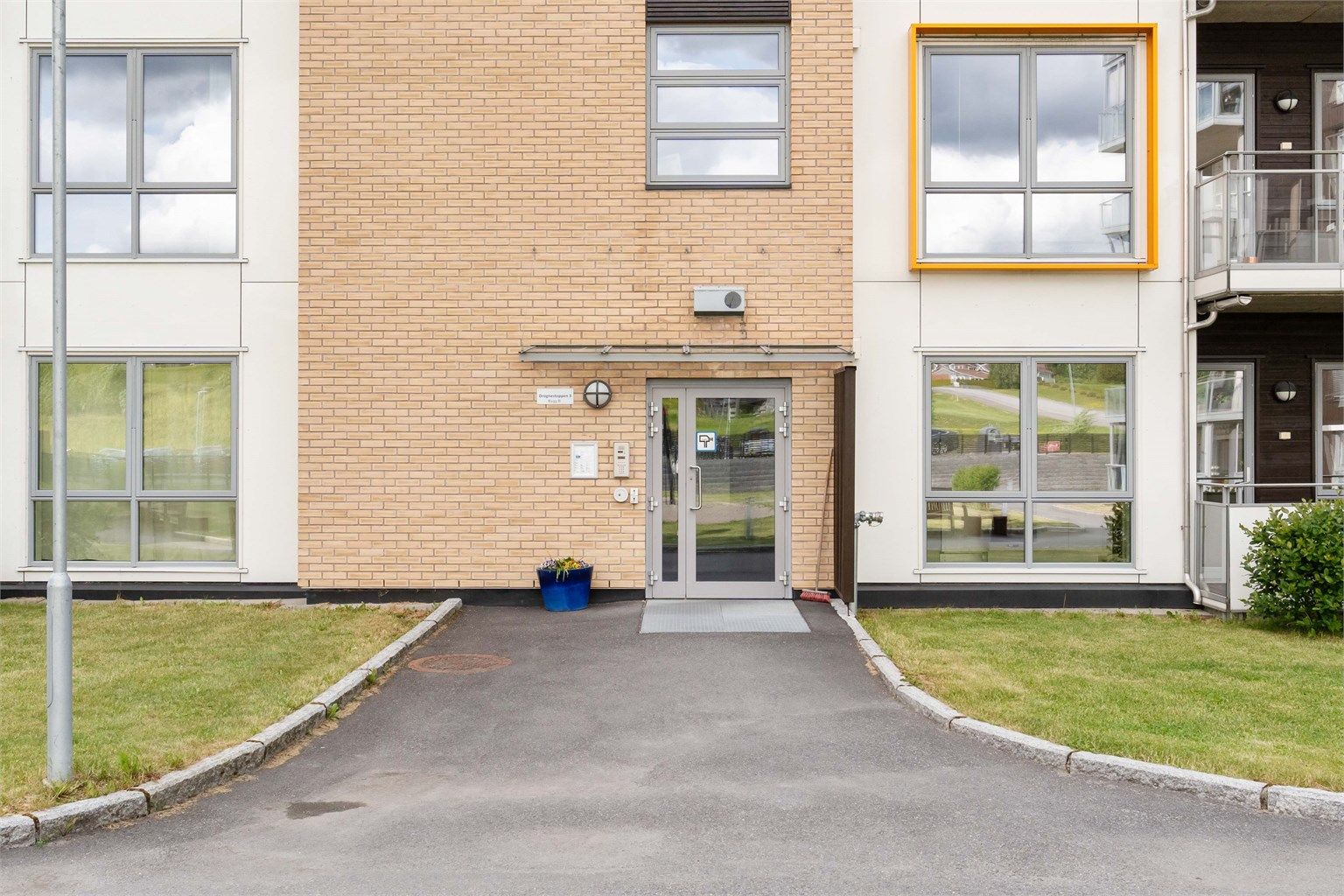 Ryddig og presentabelt inngangsparti. Velkommen inn! 