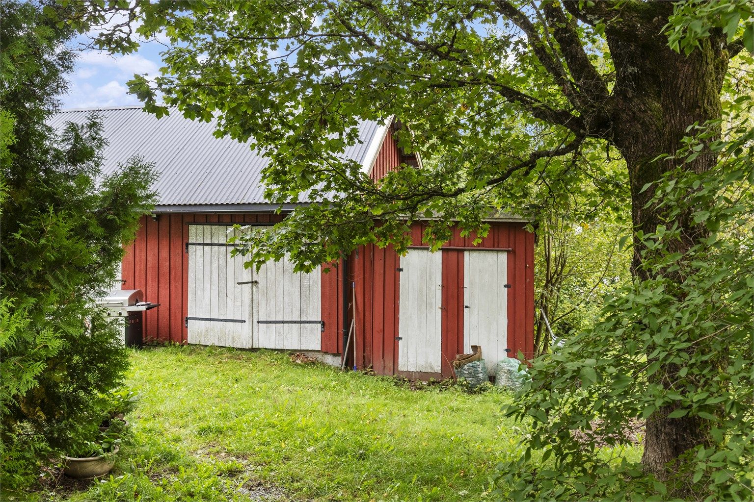 På tomten står det et en garasje, bod/vedskjul på ca. 42 kvm. 