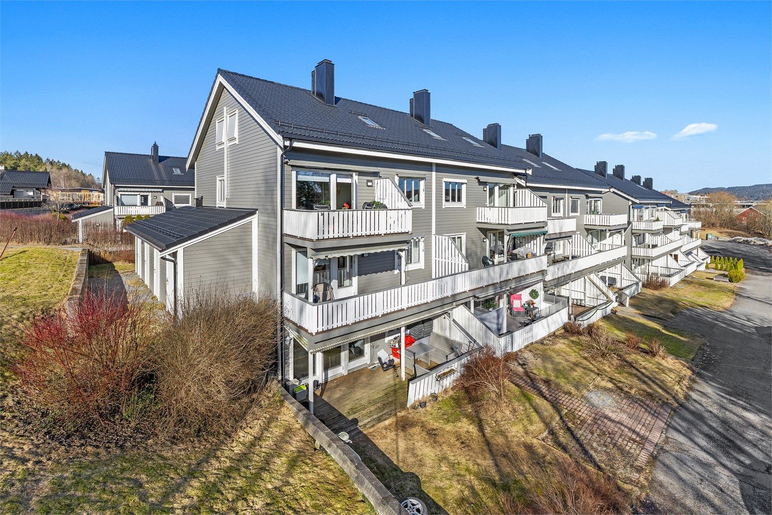 En velholdt eierleilighet som strekker seg over de to øverste etasjene og har en praktisk planløsning.