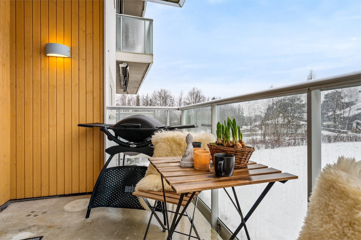 Balkongen er vestvendt og har gode solforhold.