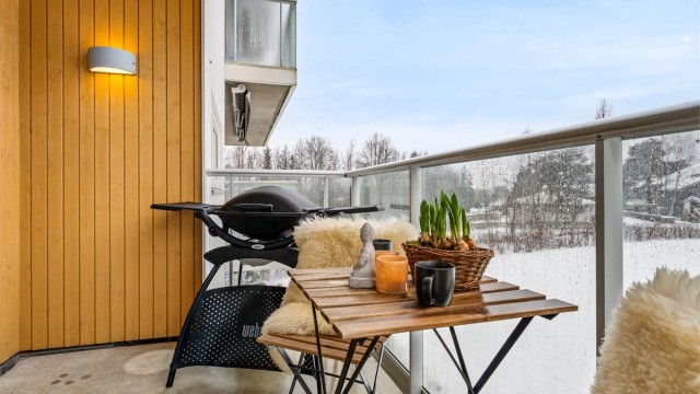 Balkongen er vestvendt og har gode solforhold.