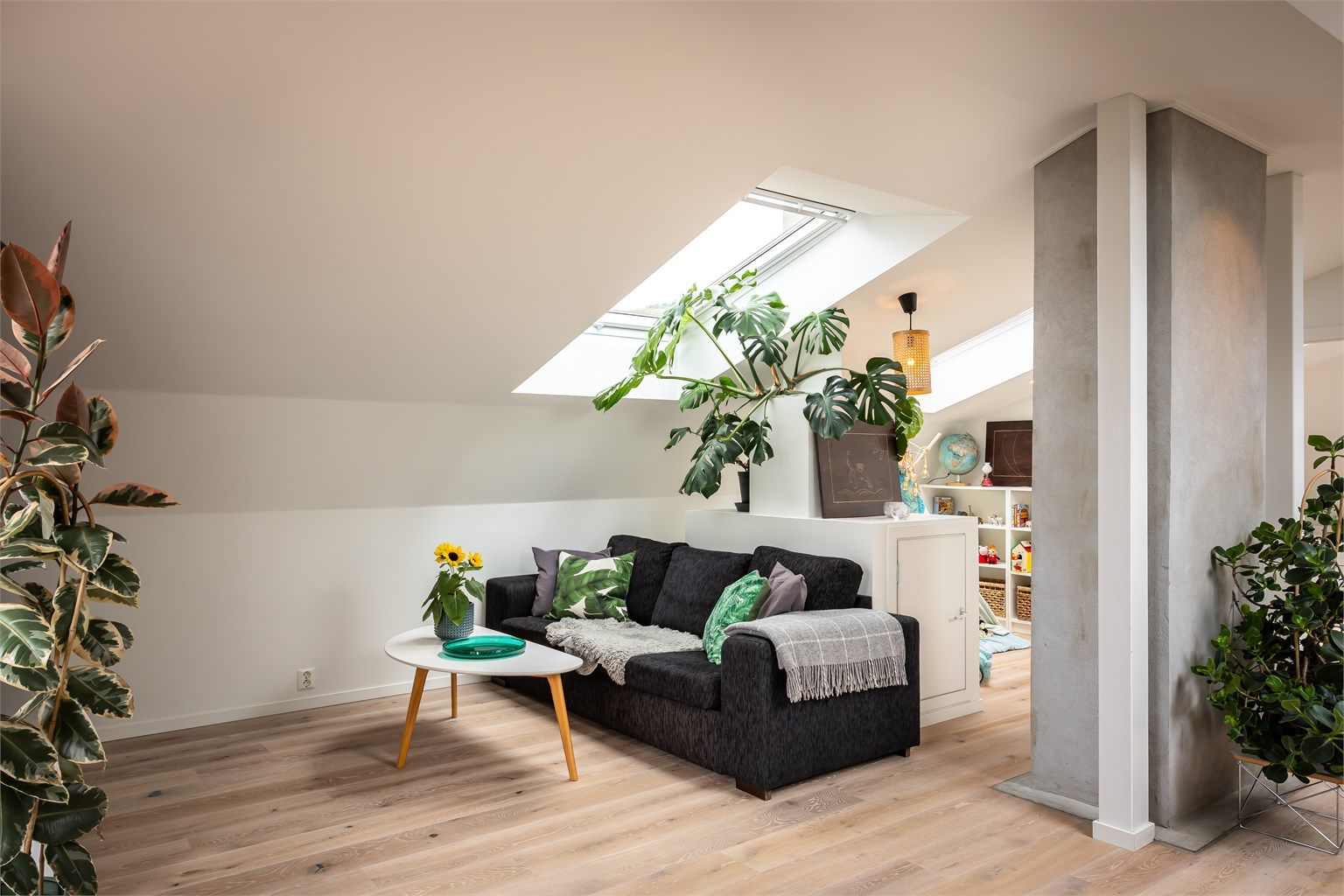 Luftig loftstue med mange soner, perfekt for familiebruk. Loft og tak ble bygget nytt i 2016