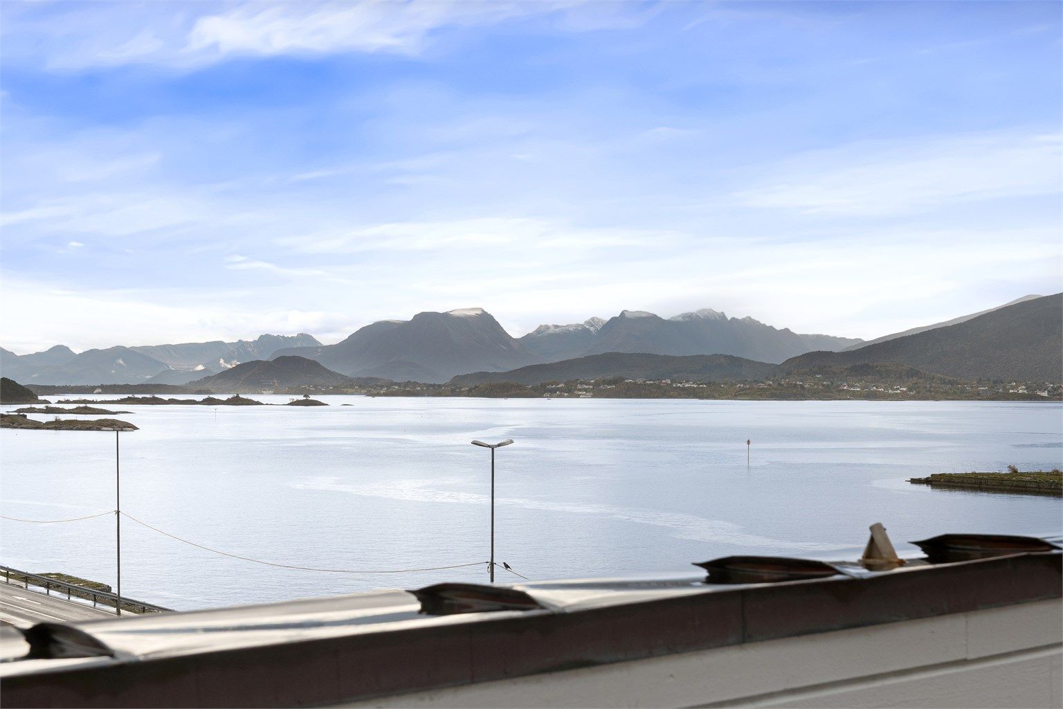 Fjordutsikt mot Borgundfjorden fra balkongkanten.