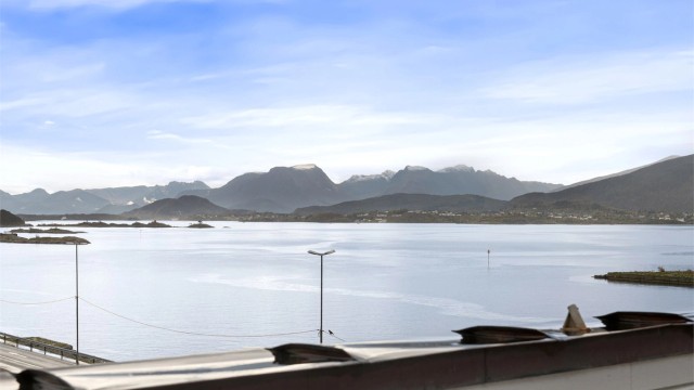 Fjordutsikt mot Borgundfjorden fra balkongkanten.