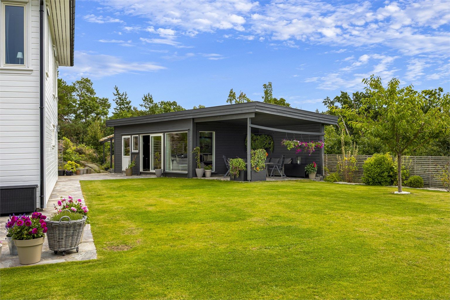 Utestue med bar samt overbygd terrasse. 
