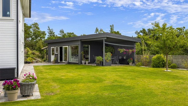 Utestue med bar samt overbygd terrasse.