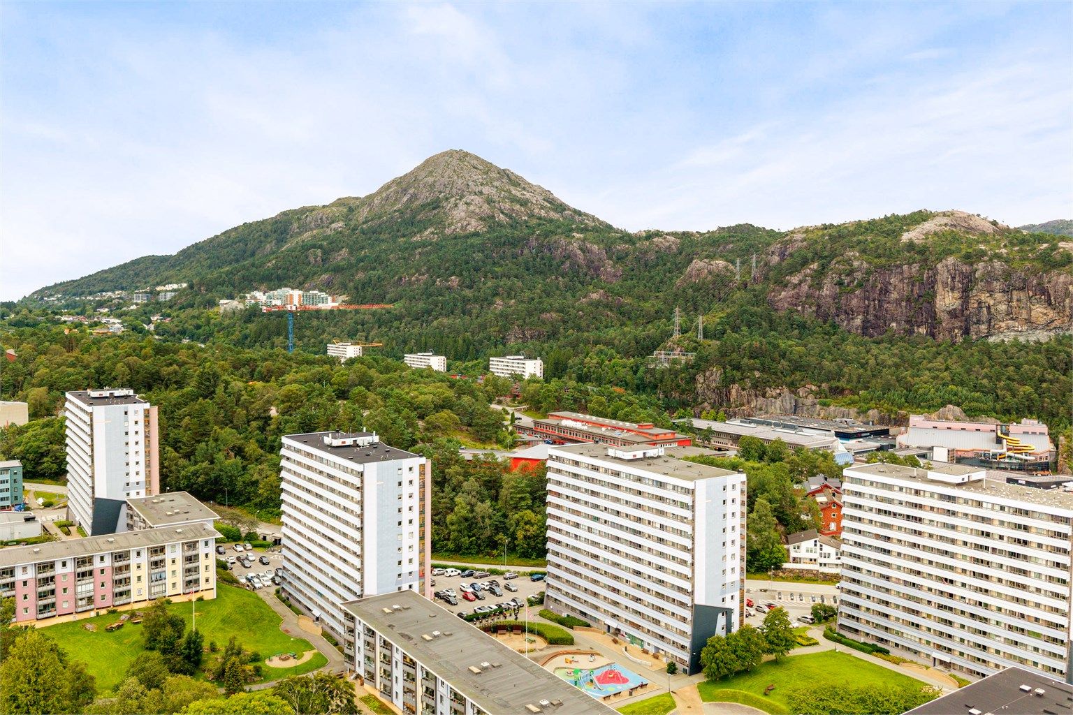 - Lyderhorn ruver i bakgrunnen og byr på et flott tur- og treningsområde for de turglade -