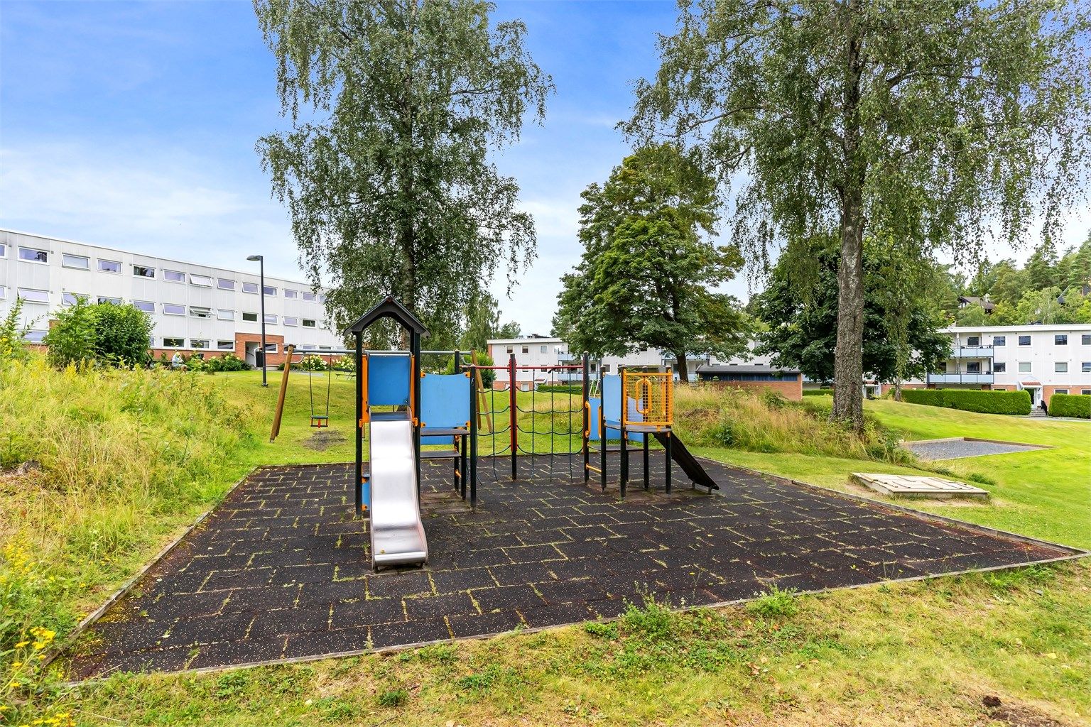 Durud Borettslag ligger på Haslum, på en høyde over Løkeberg, sentralt beliggende mellom Bekkestua og Sandvika. Durudveien ligger rolig og usjenert til i solrike og grønne omgivelser