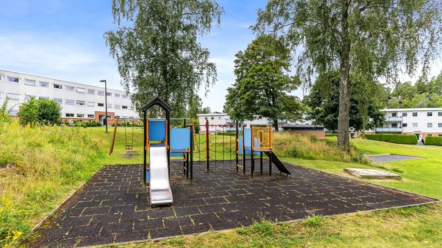 Durud Borettslag ligger på Haslum, på en høyde over Løkeberg, sentralt beliggende mellom Bekkestua og Sandvika. Durudveien ligger rolig og usjenert til i solrike og grønne omgivelser