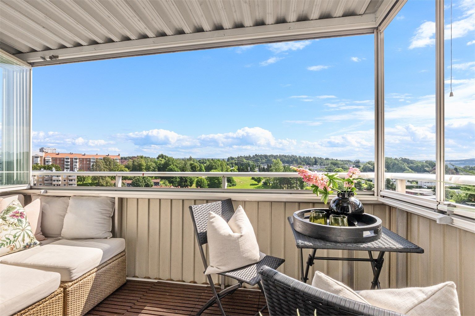 Balkongen er romslig og måler 7 kvm og har en flott utsikt! 