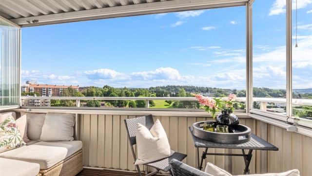 Balkongen er romslig og måler 7 kvm og har en flott utsikt!