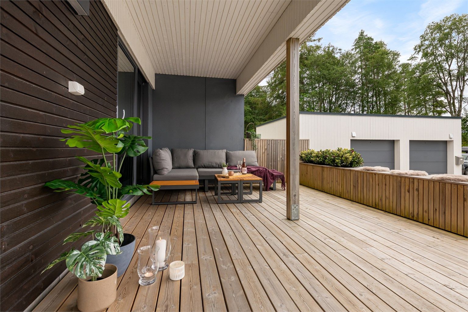 Terrassen har god plass til en stor og komfortabel utendørs sofagruppe.