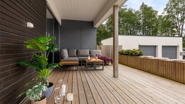 Terrassen har god plass til en stor og komfortabel utendørs sofagruppe.