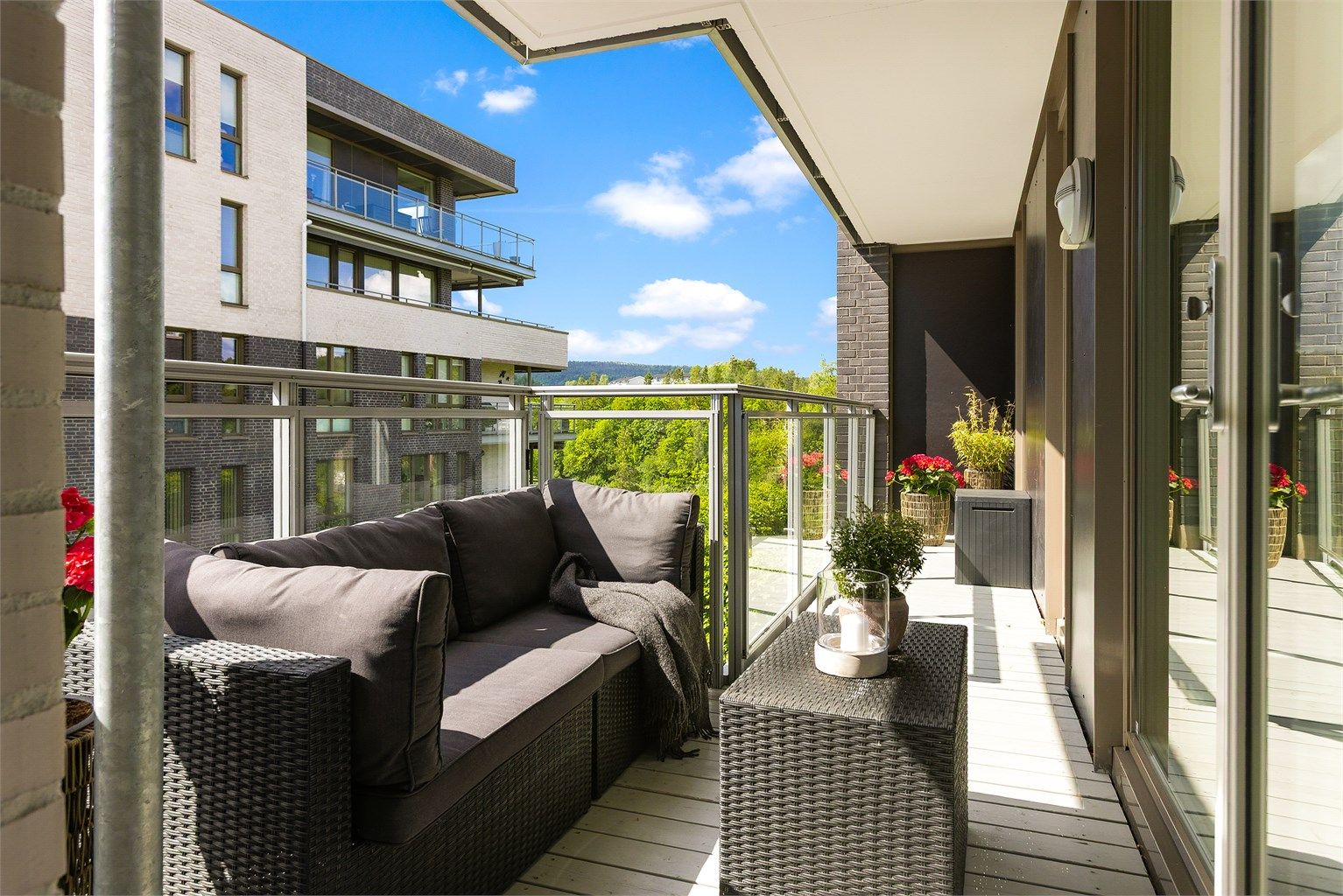 Solrik balkong på 10 kvm, perfekt for avslapning og fungerer som en naturlig forlengelse av stuen på sommerhalvåret.