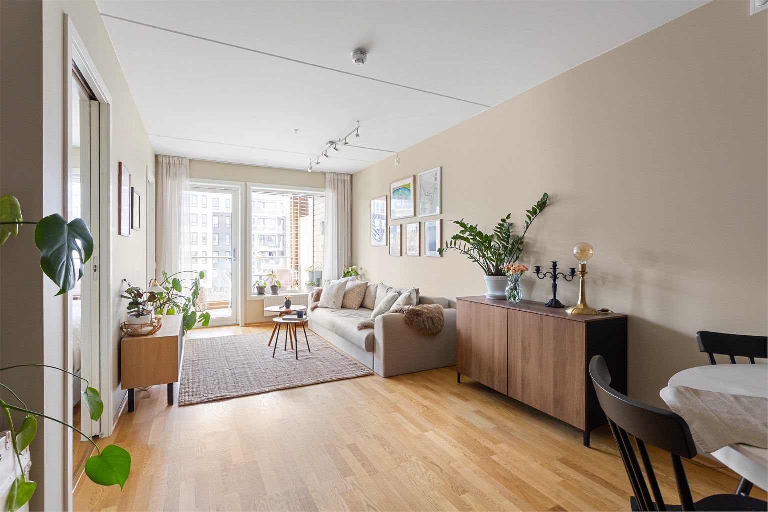 Stuen er lys og romslig, med en god planløsning som sørger for en behagelig romfølelse.