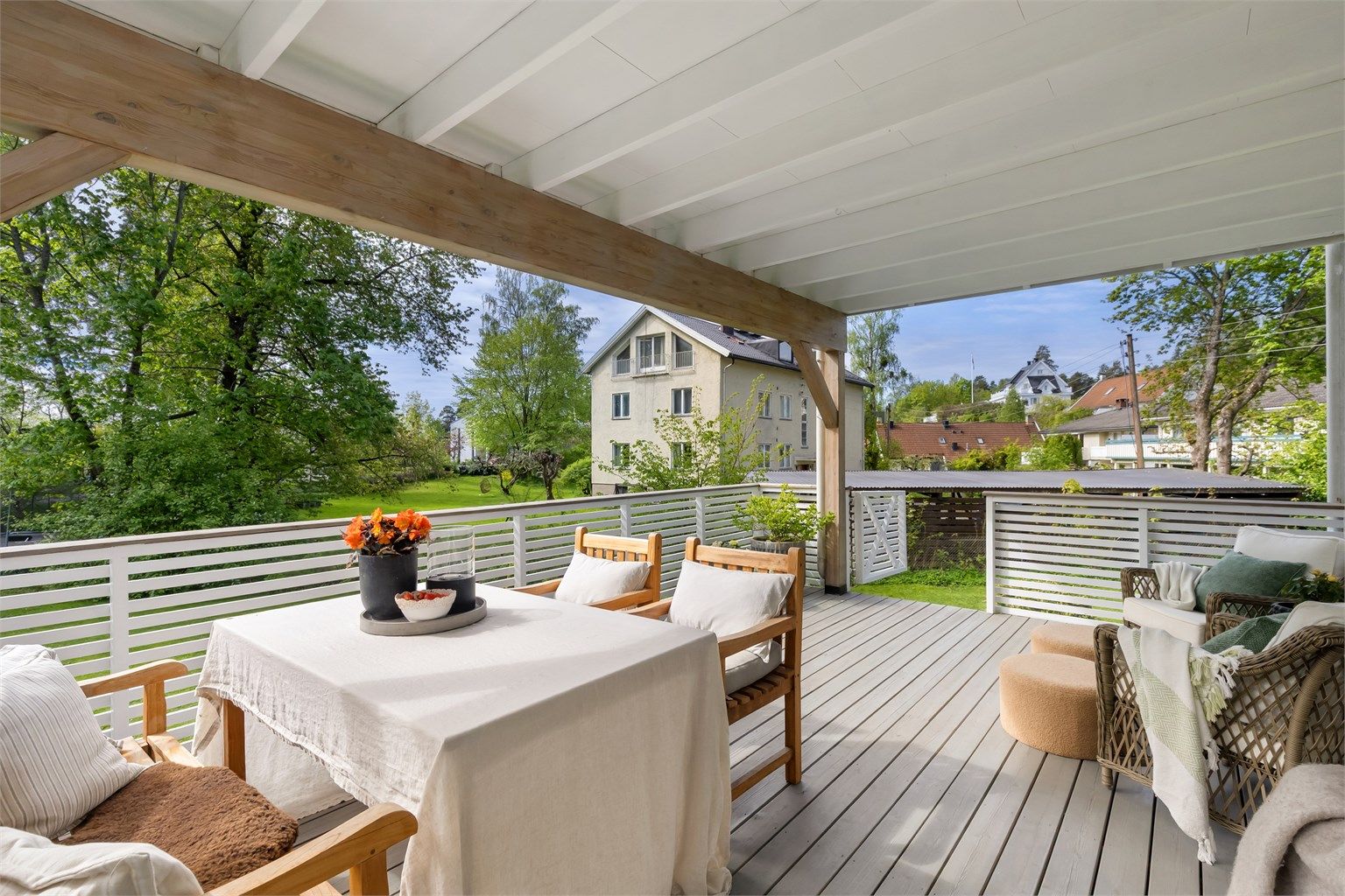 Terrassen er overbygget og har gode møbleringsmuligheter og direkte adkomst til felles hage