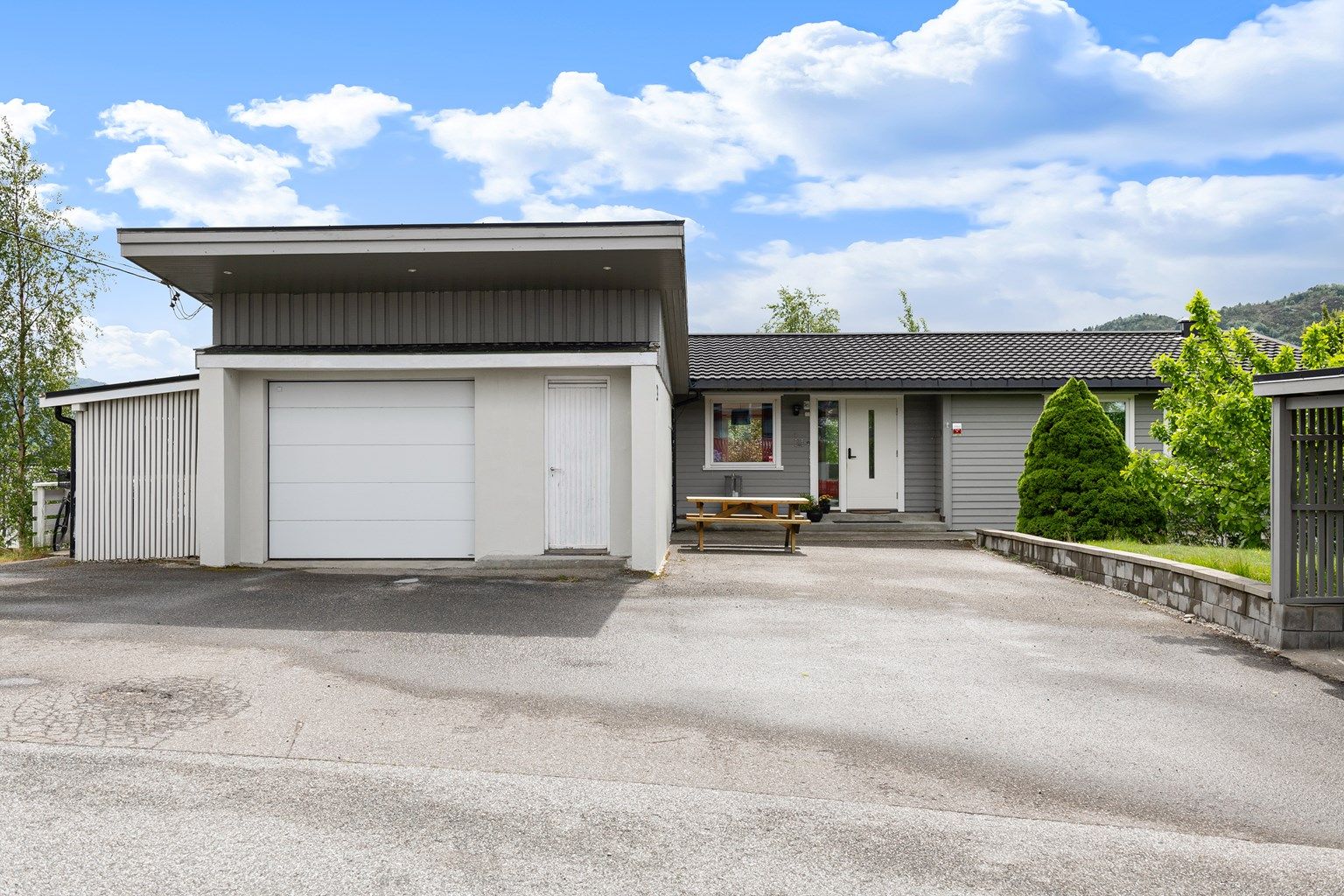 Krogsveen Sunnmøre v/Daglig leder/Eiendomsmegler Preben Willmann har gleden av å presentere flott tiltalende enebolig med god planløsning i attraktivt boligområde på Vegsund