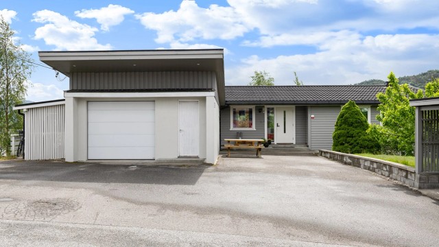 Krogsveen Sunnmøre v/Daglig leder/Eiendomsmegler Preben Willmann har gleden av å presentere flott tiltalende enebolig med god planløsning i attraktivt boligområde på Vegsund