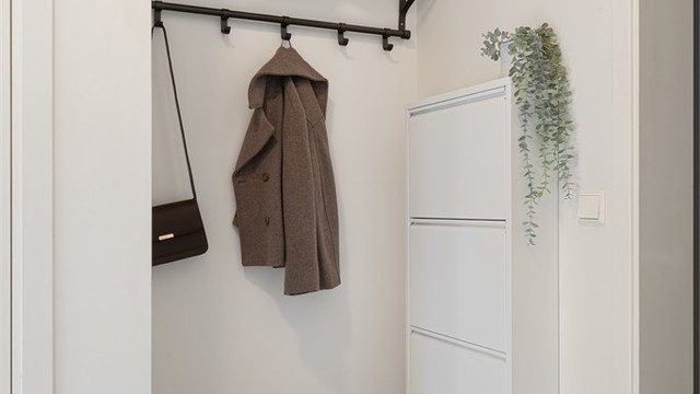 Inngangsparti med plass til å henge av seg yttertøyet.