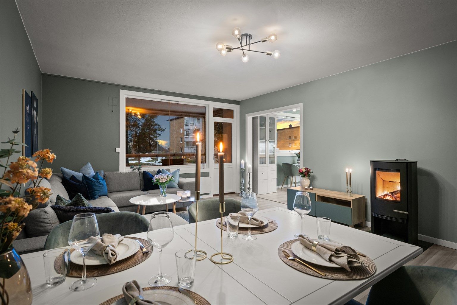 Velkommen til en tidløs og attraktiv 3-roms endeleilighet med peis og vestvendt balkong tilhørende Munkerud skolekrets.