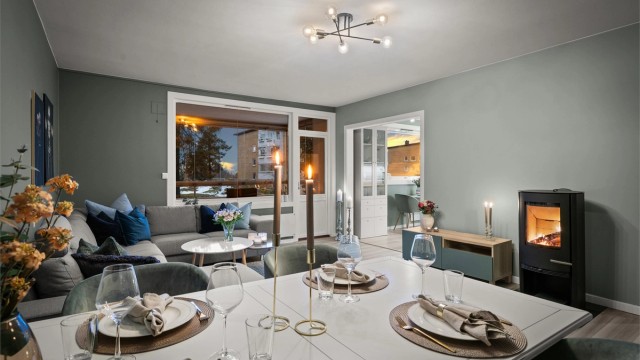 Velkommen til en tidløs og attraktiv 3-roms endeleilighet med peis og vestvendt balkong tilhørende Munkerud skolekrets.