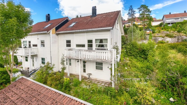 Velkommen til Sinkveien 4, eiendommen ligger meget solrikt til i skrående og etablert boligfelt på Hellerudhaugen