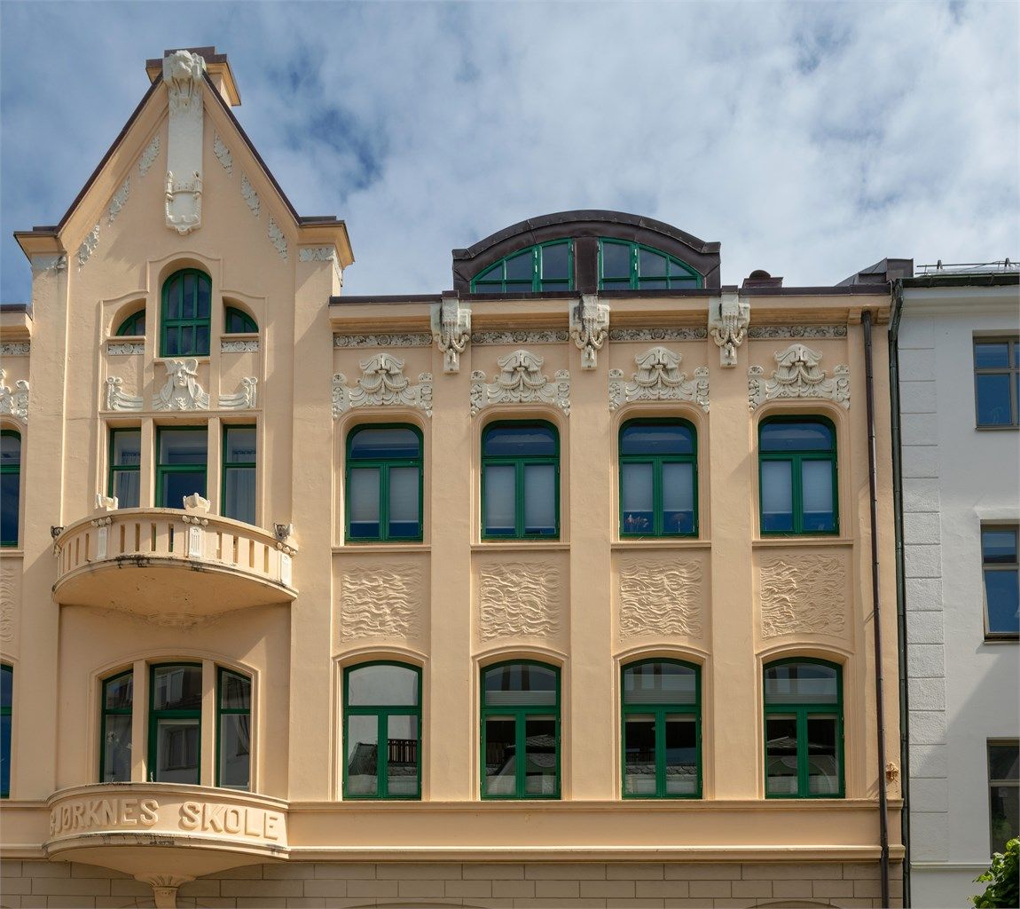 En klassisk og velholdt bygård midt i hjertet av Ålesund.