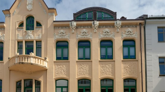 En klassisk og velholdt bygård midt i hjertet av Ålesund.