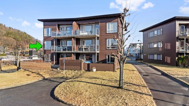 Dardan Shabi v/Eiendomsmegler Krogsveen har gleden av og presentere Glassperleveien 141. Fotograf: Nordbo Foto