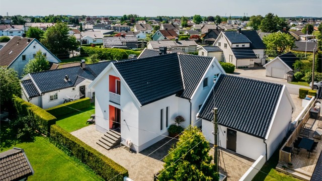 En rålekker enebolig i et barnevennlig boligområde.