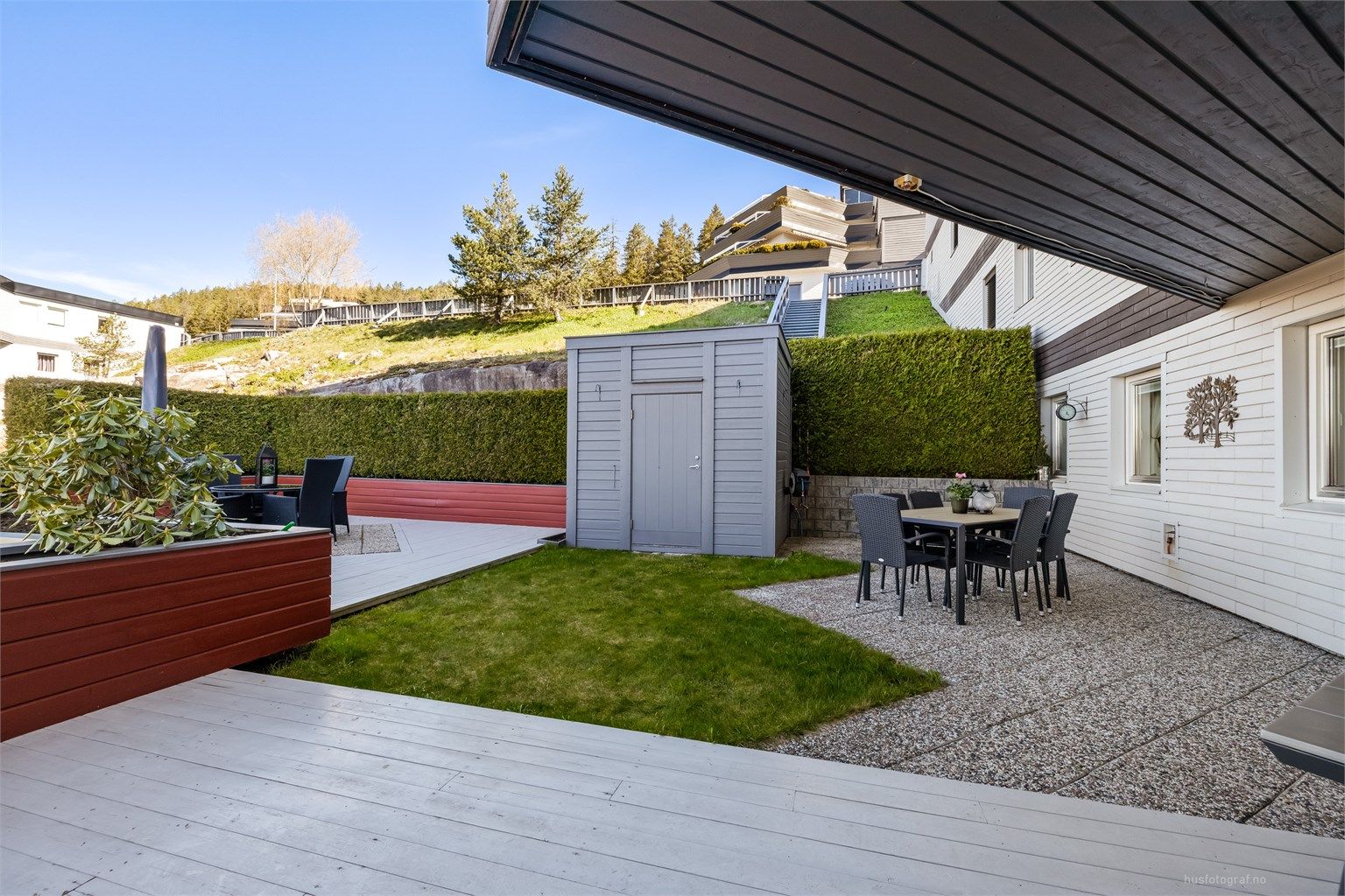 En praktisk, frittstående utebod på 5 m² gir ekstra lagringsplass.