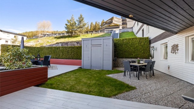 En praktisk, frittstående utebod på 5 m² gir ekstra lagringsplass.