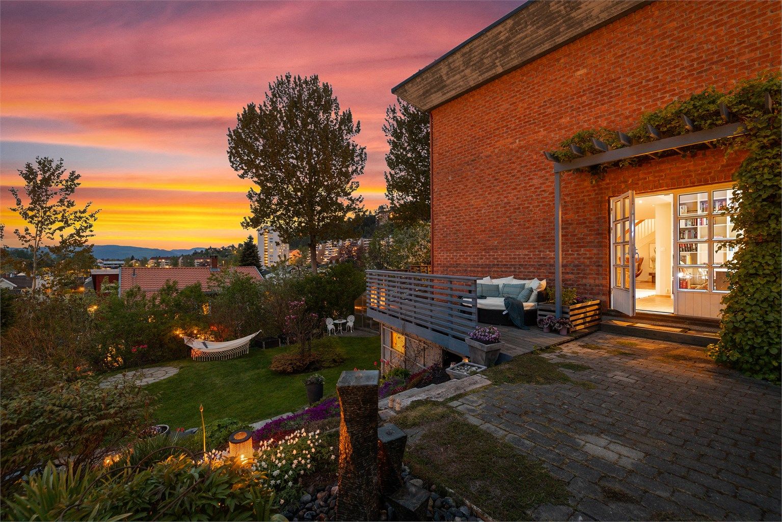 Fra stuen har du direkte utgang til boligens terrasse