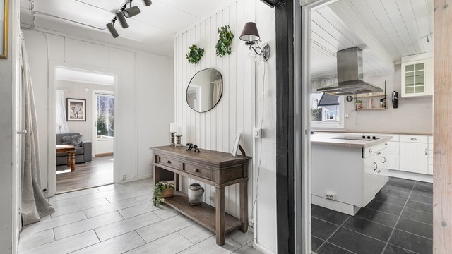 Handleposene kan bæres rett inn til kjøkkenet fra entreen.
